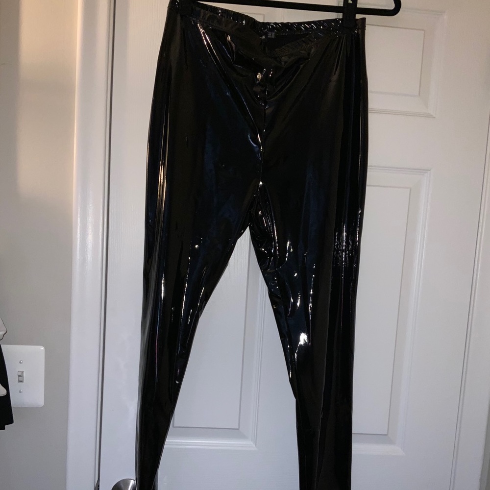 !NWT!PrettyLittleThing Vinyl Split Hem Skinny Pant